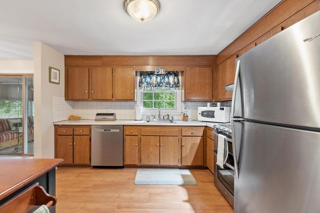 134 River Rd, Lowell, MA 01852