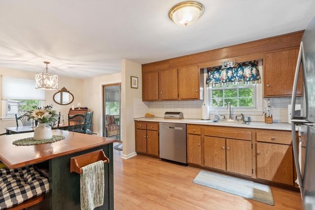 134 River Rd, Lowell, MA 01852