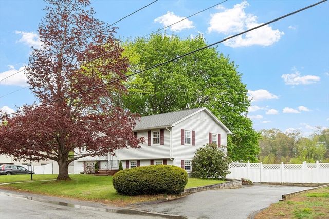 134 River Rd, Lowell, MA 01852