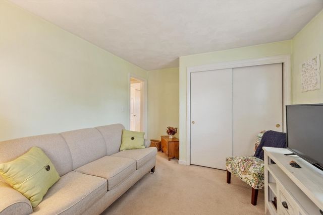 134 River Rd, Lowell, MA 01852