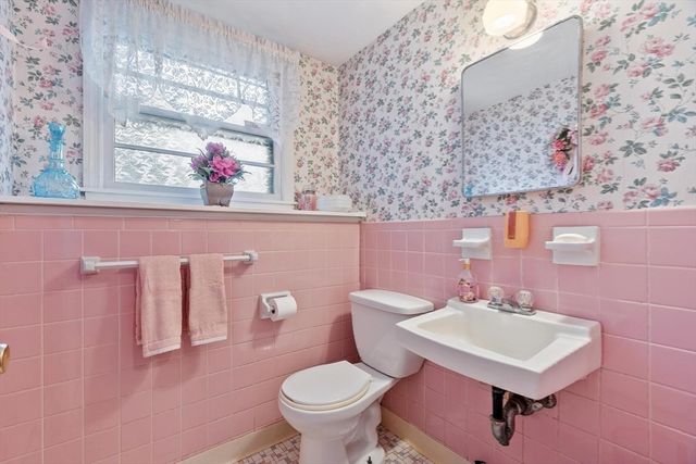 134 River Rd, Lowell, MA 01852