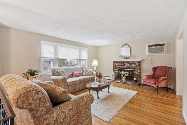 134 River Rd, Lowell, MA 01852