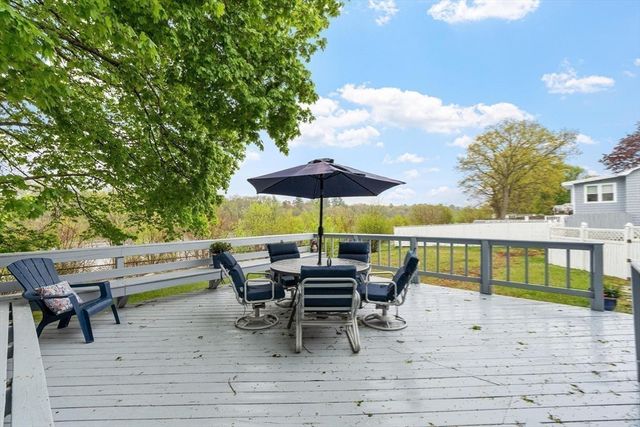 134 River Rd, Lowell, MA 01852