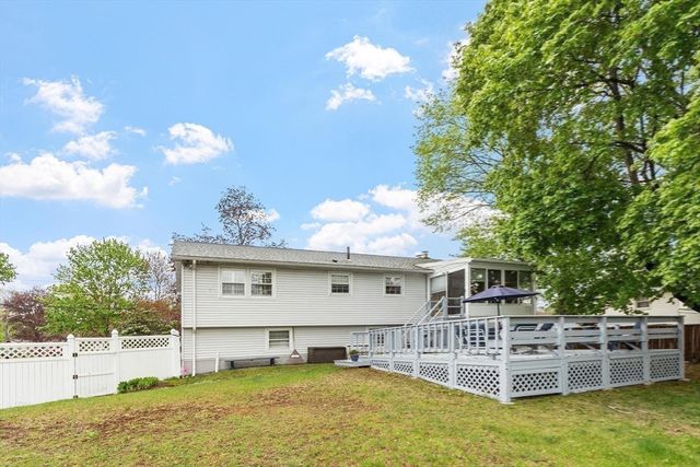 134 River Rd, Lowell, MA 01852