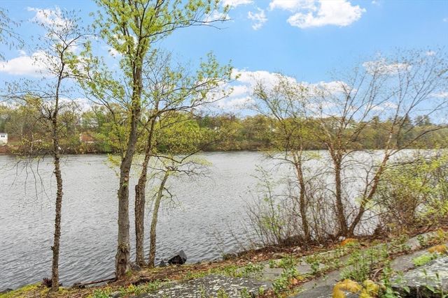 134 River Rd, Lowell, MA 01852