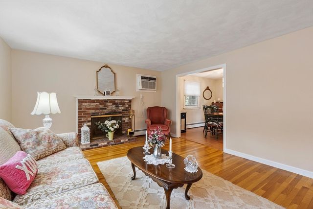 134 River Rd, Lowell, MA 01852