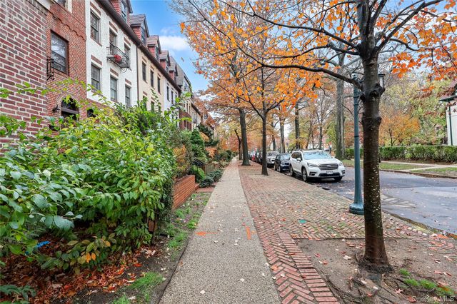 150 Burns Street 2D, Forest Hills, NY 11375