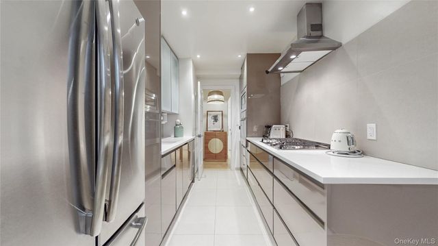 150 Burns Street 2D, Forest Hills, NY 11375