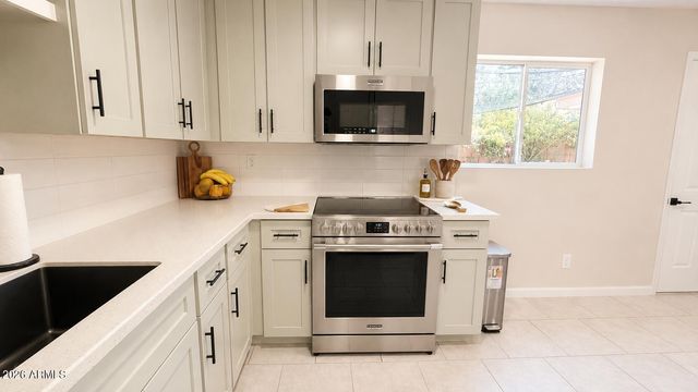 8511 W INDIANOLA Avenue, Phoenix, AZ 85037