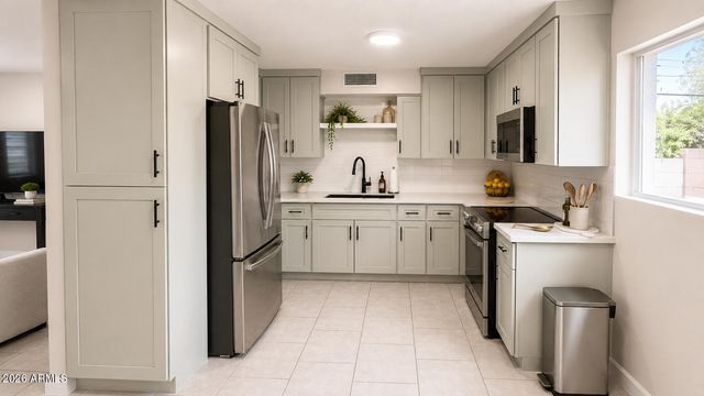 8511 W INDIANOLA Avenue, Phoenix, AZ 85037