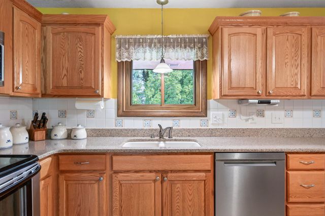420 N Comstock Lane N, Plymouth, MN 55447