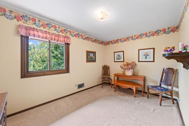 420 N Comstock Lane N, Plymouth, MN 55447