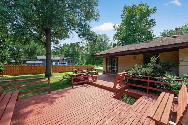 420 N Comstock Lane N, Plymouth, MN 55447