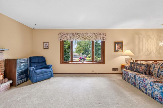 420 N Comstock Lane N, Plymouth, MN 55447