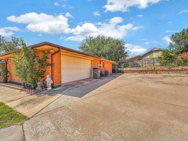 715 SW Englewood Dr, Lawton, OK 73505