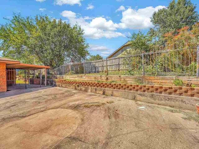 715 SW Englewood Dr, Lawton, OK 73505