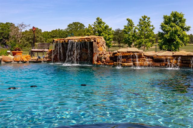 1466 County Road 1270, Alvord, TX 76225