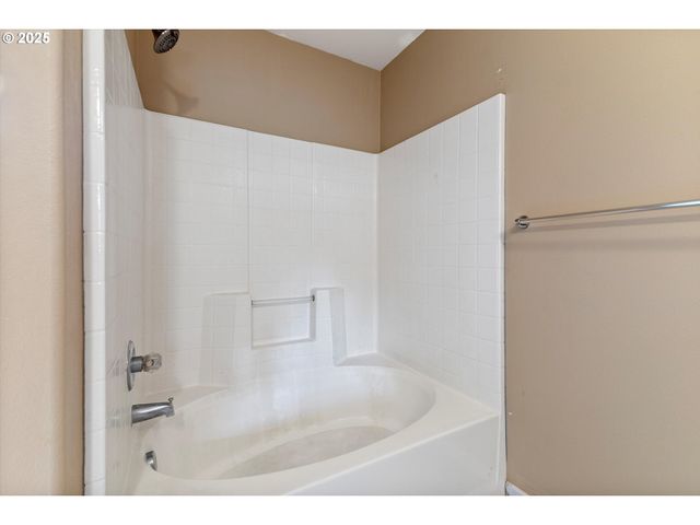 215 Nw 150TH Way, Vancouver, WA 98685