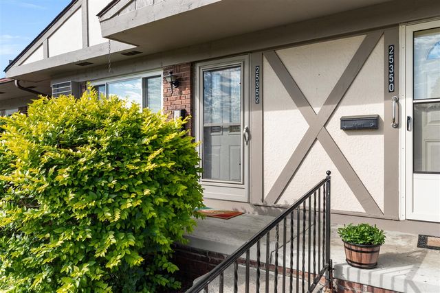 25352 Potomac Drive 7, South Lyon, MI 48178