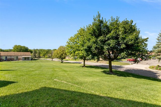 25352 Potomac Drive 7, South Lyon, MI 48178