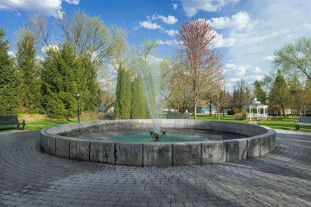 25352 Potomac Drive 7, South Lyon, MI 48178