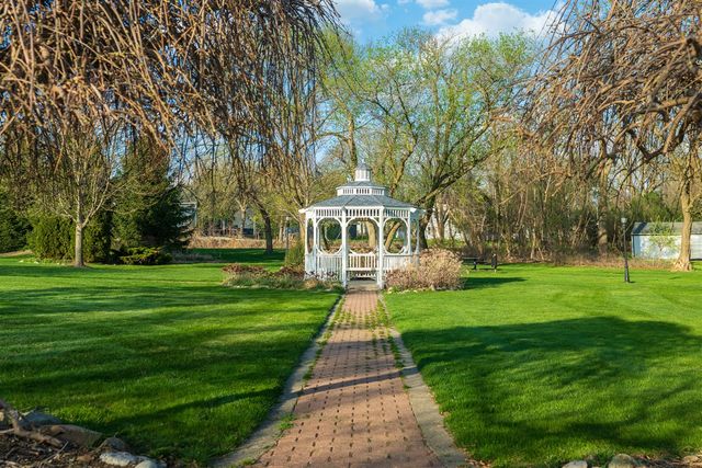 25352 Potomac Drive 7, South Lyon, MI 48178