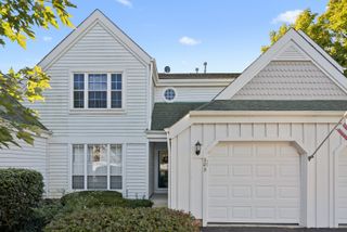 303 Stillwater Court 303, Wauconda, IL 60084