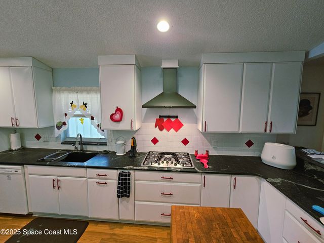 3904 Saint Armens Circle, Melbourne, FL 32934