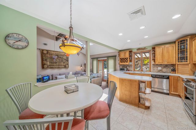 12 Oakdale Avenue, Farmingville, NY 11738