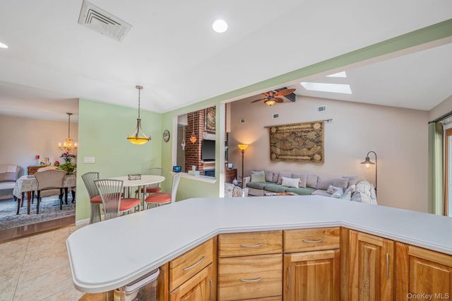 12 Oakdale Avenue, Farmingville, NY 11738