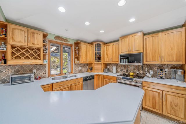 12 Oakdale Avenue, Farmingville, NY 11738