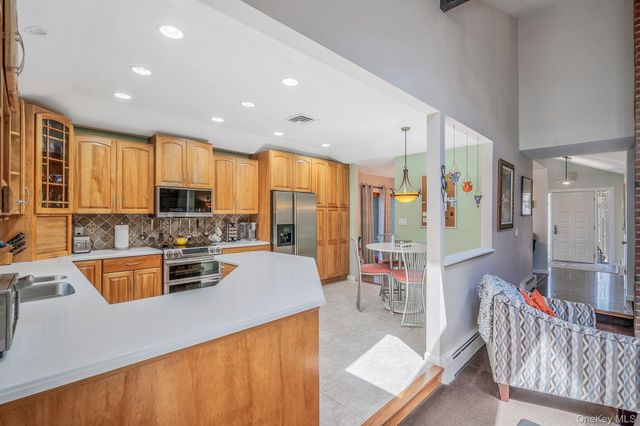 12 Oakdale Avenue, Farmingville, NY 11738