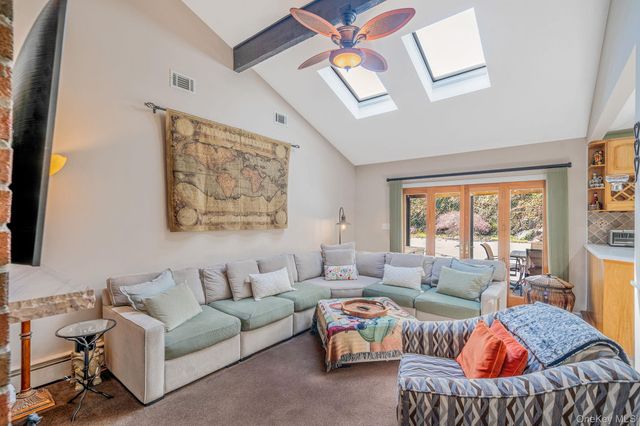 12 Oakdale Avenue, Farmingville, NY 11738