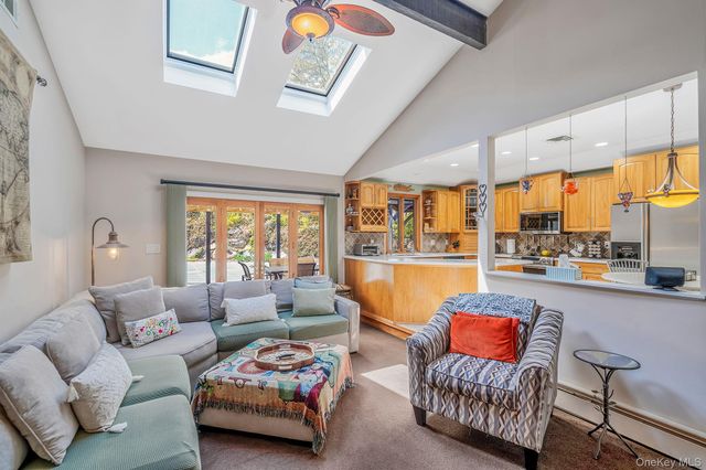 12 Oakdale Avenue, Farmingville, NY 11738