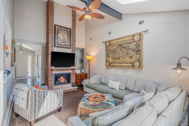 12 Oakdale Avenue, Farmingville, NY 11738