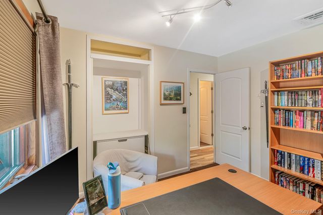 12 Oakdale Avenue, Farmingville, NY 11738