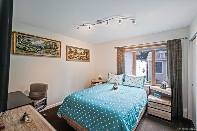 12 Oakdale Avenue, Farmingville, NY 11738