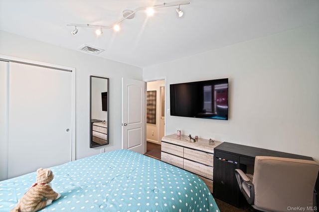 12 Oakdale Avenue, Farmingville, NY 11738