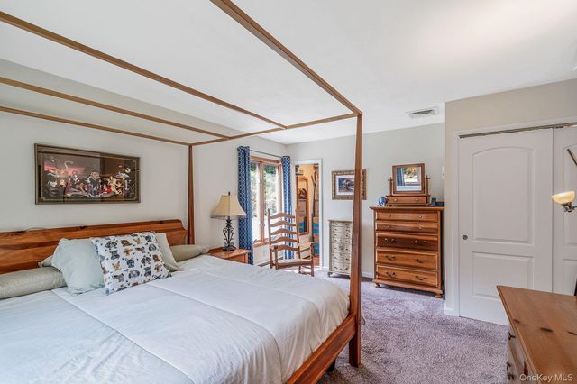 12 Oakdale Avenue, Farmingville, NY 11738