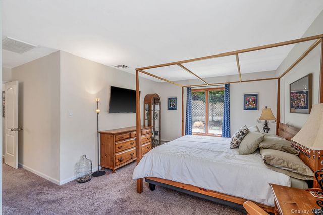 12 Oakdale Avenue, Farmingville, NY 11738