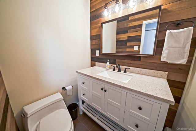 12 Oakdale Avenue, Farmingville, NY 11738