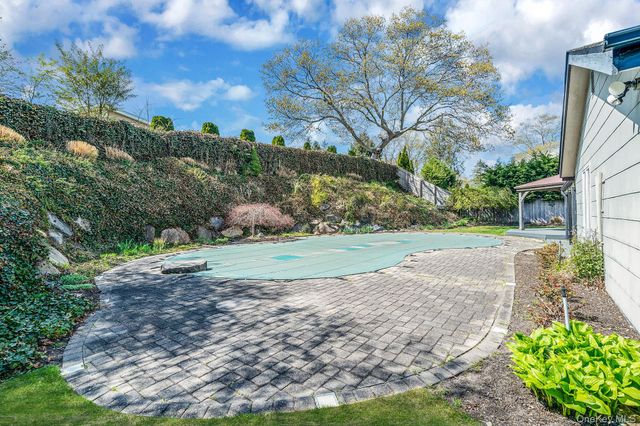 12 Oakdale Avenue, Farmingville, NY 11738