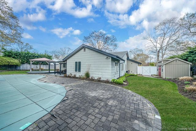 12 Oakdale Avenue, Farmingville, NY 11738