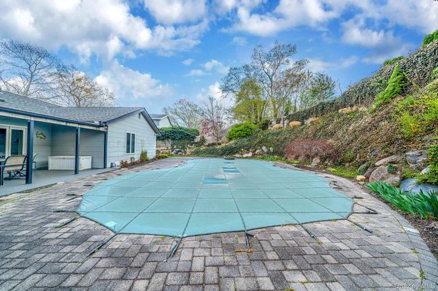 12 Oakdale Avenue, Farmingville, NY 11738