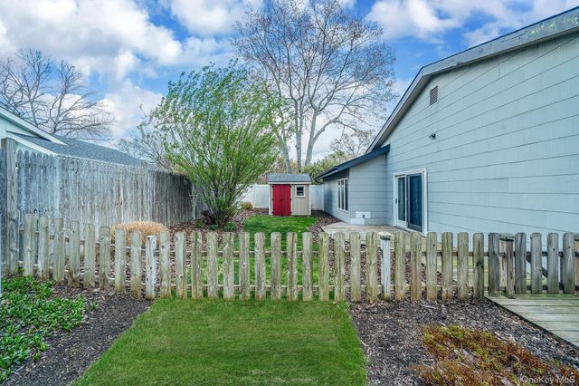 12 Oakdale Avenue, Farmingville, NY 11738