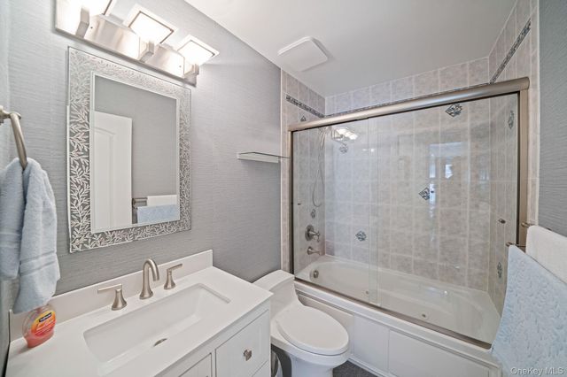 12 Oakdale Avenue, Farmingville, NY 11738