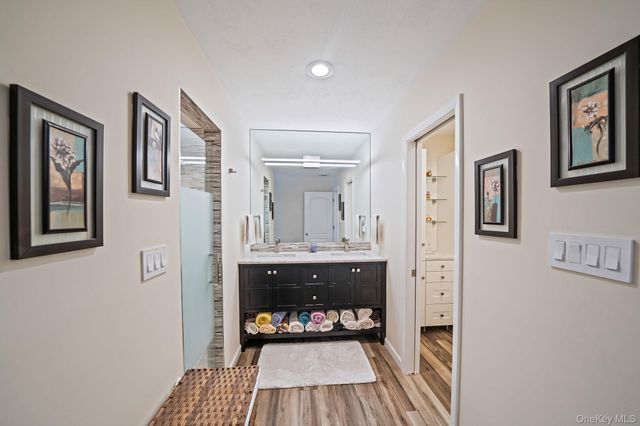 12 Oakdale Avenue, Farmingville, NY 11738