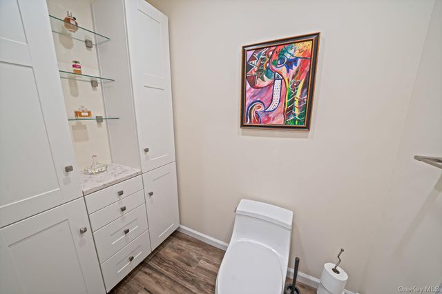 12 Oakdale Avenue, Farmingville, NY 11738