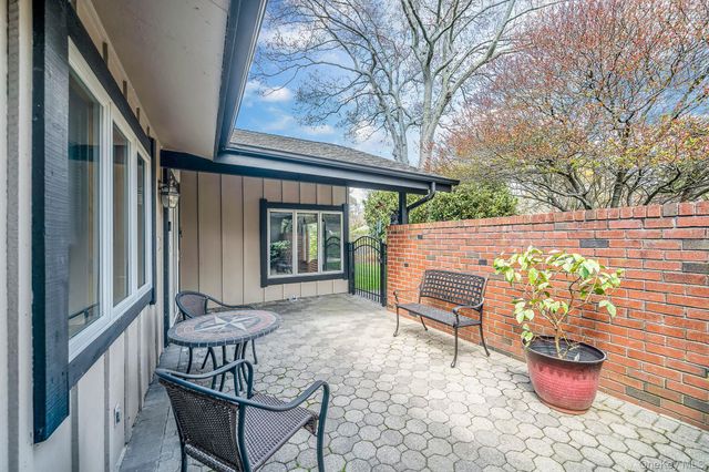 12 Oakdale Avenue, Farmingville, NY 11738