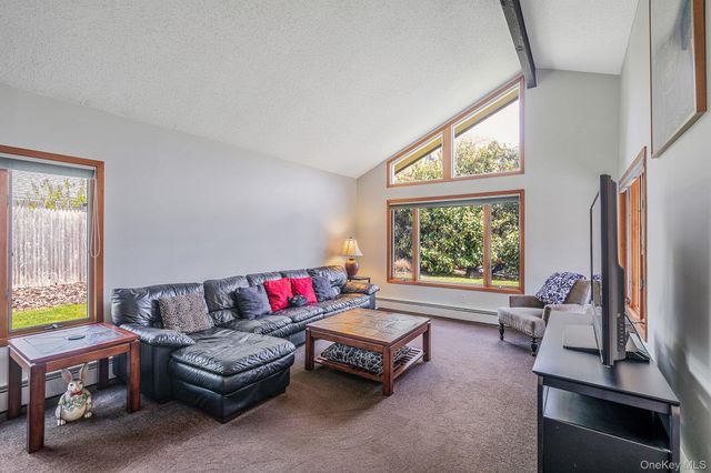 12 Oakdale Avenue, Farmingville, NY 11738